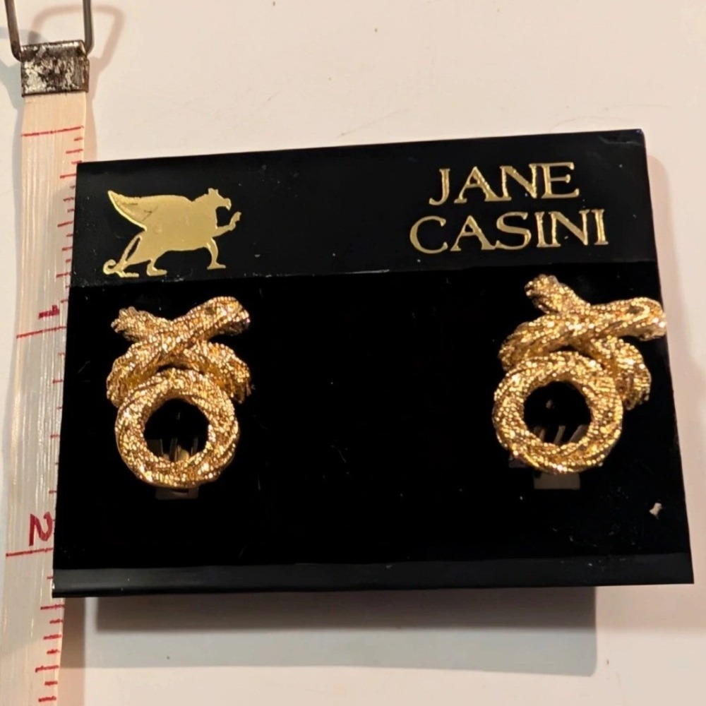 Jane Casini Vintage Gold Tone Textured Knot Wreath Clip On Earrings